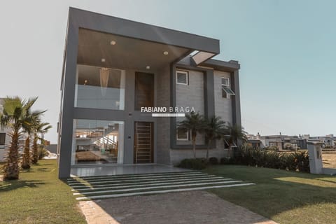Sobrado com 320m², 4 dormitórios, 4 suítes, 2 vagas, Riviera em Xangri-Lá