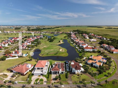 Sobrado com 270m², 4 dormitórios, 4 suítes, 2 vagas, Green Village Golf Club em Xangri-Lá