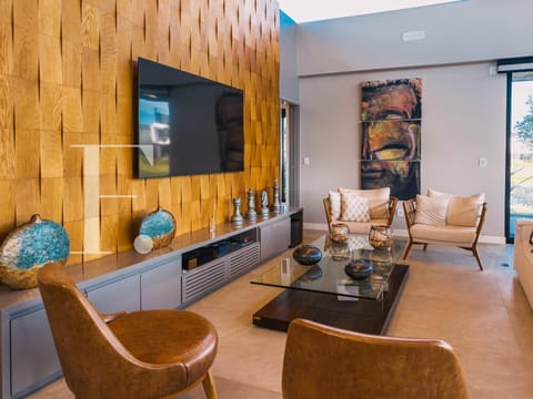 Casa Condomínio com 281m², 4 dormitórios, 4 suítes, 2 vagas, Celebration em Xangri-Lá