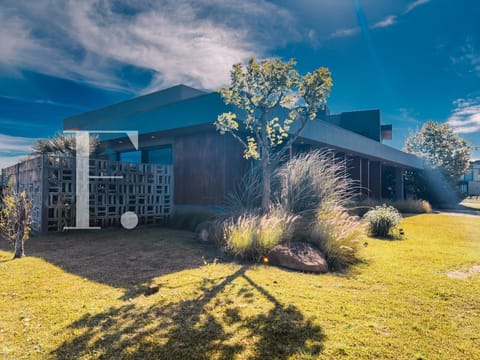 Casa Condomínio com 281m², 4 dormitórios, 4 suítes, 2 vagas, Celebration em Xangri-Lá