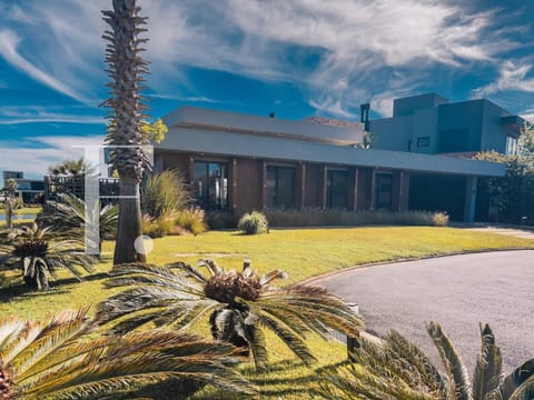 Casa Condomínio com 281m², 4 dormitórios, 4 suítes, 2 vagas, Celebration em Xangri-Lá