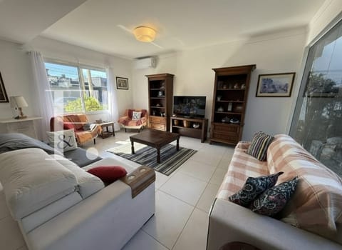 Sobrado com 246m², 3 dormitórios, 3 suítes, 2 vagas, Las Palmas em Xangri-Lá
