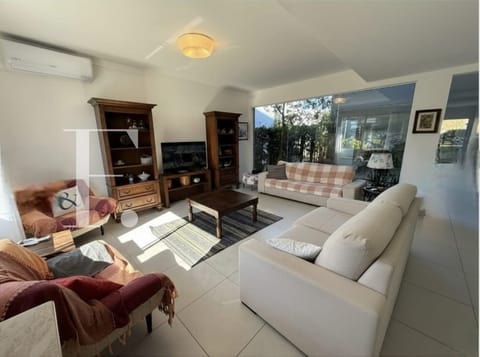 Sobrado com 246m², 3 dormitórios, 3 suítes, 2 vagas, Las Palmas em Xangri-Lá