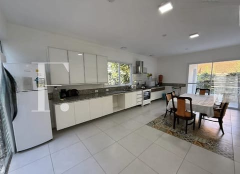 Sobrado com 246m², 3 dormitórios, 3 suítes, 2 vagas, Las Palmas em Xangri-Lá