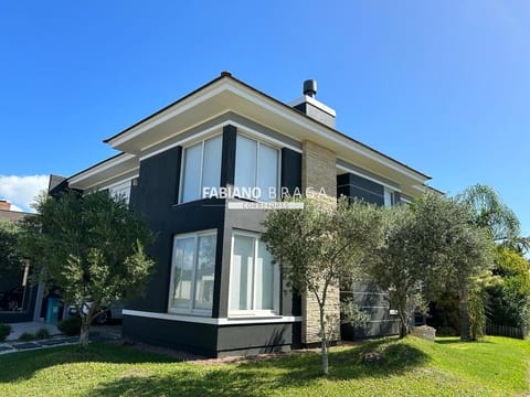 Sobrado com 300m², 3 dormitórios, 3 suítes, 2 vagas, Sea Coast em Xangri-Lá