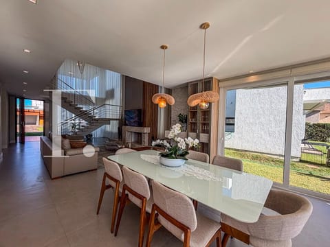Sobrado com 320m², 4 dormitórios, 4 suítes, 2 vagas, Riviera em Xangri-Lá