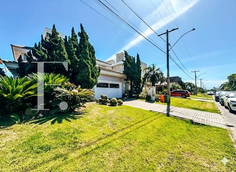 Sobrado com 338m², 4 dormitórios, 4 suítes, 2 vagas, Bosques de Atlântida em Xangri-Lá