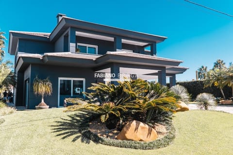 Sobrado com 450m², 4 dormitórios, 4 suítes, 2 vagas, Bosques de Atlântida em Xangri-Lá