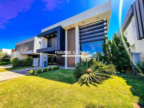 Sobrado com 395m², 5 dormitórios, 5 suítes, 2 vagas, Enseada Lagos em Xangri-Lá