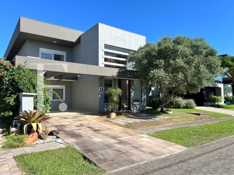 Sobrado com 330m², 4 dormitórios, 4 suítes, 2 vagas, Capão Ilhas Resort em Capão da Canoa
