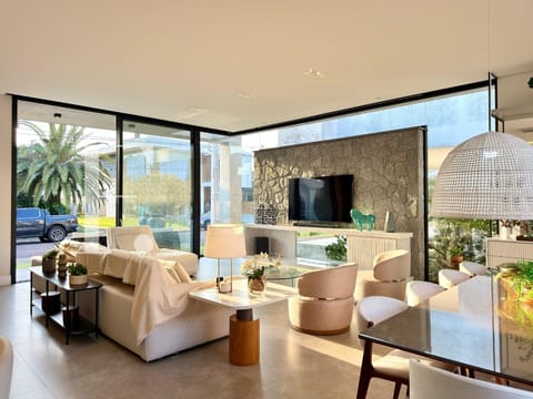 Casa Condomínio com 255m², 4 dormitórios, 4 suítes, 2 vagas, Velas da Marina em Capão da Canoa