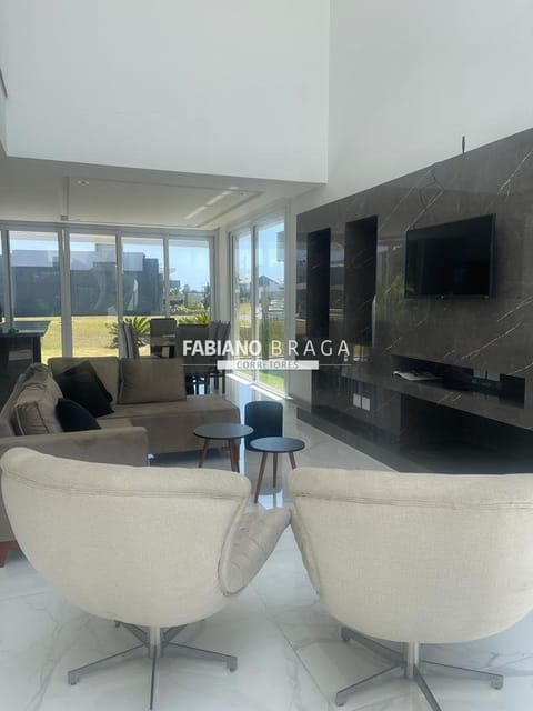 Sobrado com 315m², 4 dormitórios, 4 suítes, 2 vagas, Capão Ilhas Resort em Capão da Canoa