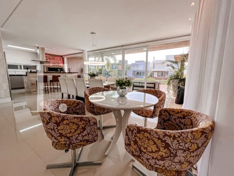 Sobrado com 289m², 5 dormitórios, 5 suítes, 3 vagas, Malibu em Xangri-Lá