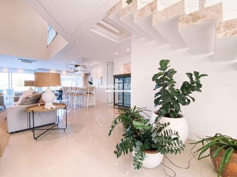 Sobrado com 380m², 5 dormitórios, 5 suítes, 2 vagas, Enseada Lagos em Xangri-Lá