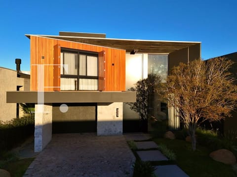 Casa Condomínio com 293m², 4 dormitórios, 4 suítes, 2 vagas, Capão Ilhas Resort em Capão da Canoa