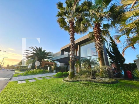 Sobrado com 300m², 5 dormitórios, 5 suítes, 2 vagas, Malibu em Xangri-Lá