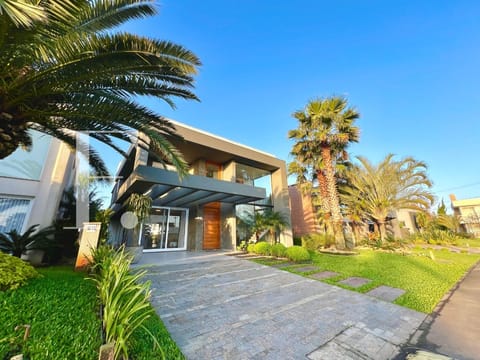 Sobrado com 300m², 5 dormitórios, 5 suítes, 2 vagas, Malibu em Xangri-Lá
