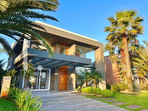 Sobrado com 300m², 5 dormitórios, 5 suítes, 2 vagas, Malibu em Xangri-Lá