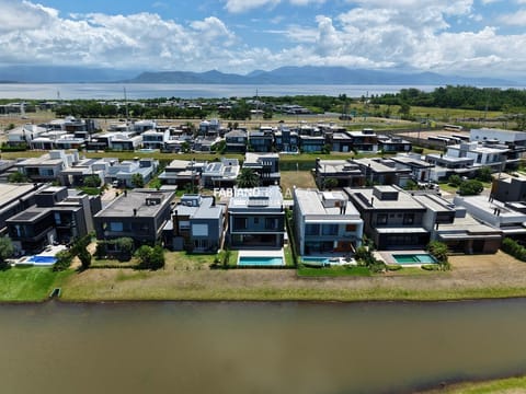 Sobrado com 278m², 4 dormitórios, 4 suítes, 2 vagas, Capão Ilhas Resort em Capão da Canoa