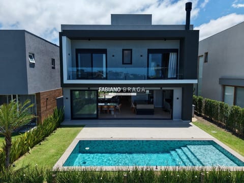 Sobrado com 278m², 4 dormitórios, 4 suítes, 2 vagas, Capão Ilhas Resort em Capão da Canoa