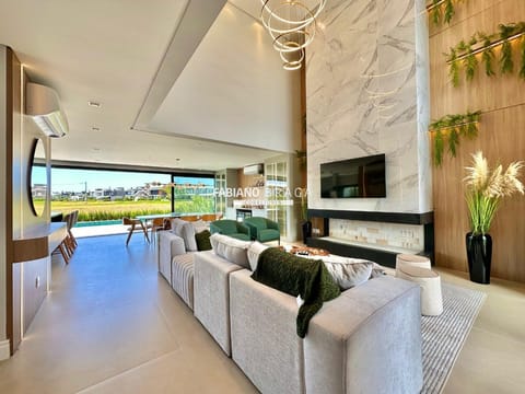 Sobrado com 278m², 4 dormitórios, 4 suítes, 2 vagas, Capão Ilhas Resort em Capão da Canoa