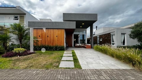 Casa Condomínio com 200m², 4 dormitórios, 4 suítes, 2 vagas, Sea Coast em Xangri-Lá