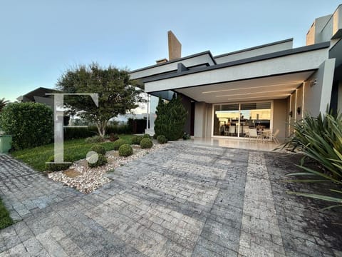 Casa Condomínio com 170m², 3 dormitórios, 3 suítes, 2 vagas, Capão Ilhas Resort em Capão da Canoa