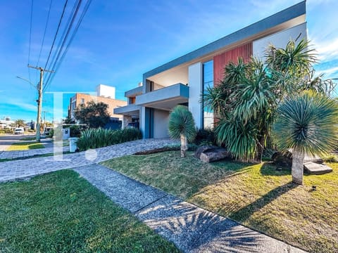 Casa Condomínio com 195m², 3 dormitórios, 3 suítes, 2 vagas, Capão Ilhas Resort em Capão da Canoa