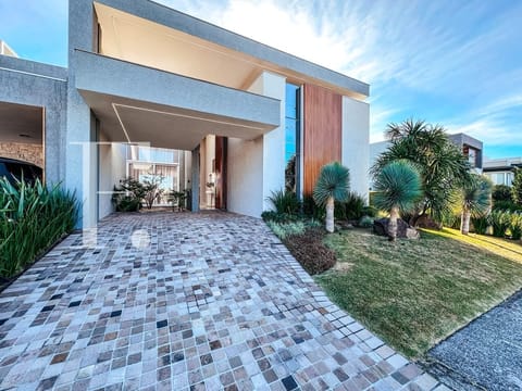 Casa Condomínio com 195m², 3 dormitórios, 3 suítes, 2 vagas, Capão Ilhas Resort em Capão da Canoa