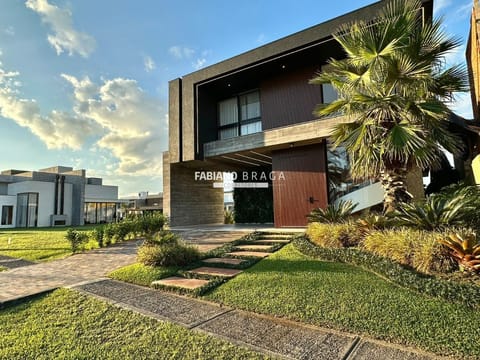 Sobrado com 320m², 5 dormitórios, 5 suítes, 2 vagas, Capão Ilhas Resort em Capão da Canoa