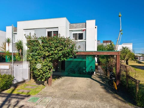 Sobrado com 336m², 3 dormitórios, 3 suítes, 2 vagas, Rossi Atlântida em Xangri-Lá