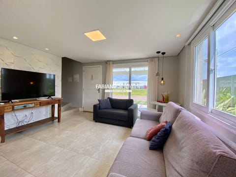 Sobrado com 101m², 3 dormitórios, 1 suíte, 4 vagas, Pateo Marbella em Xangri-Lá