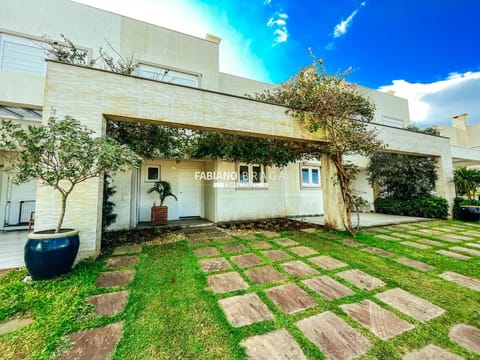 Sobrado com 113m², 3 dormitórios, 1 suíte, 2 vagas, Pateo Marbella em Xangri-Lá