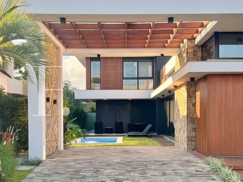 Sobrado com 230m², 4 dormitórios, 4 suítes, 4 vagas, Villaggio em Xangri-Lá