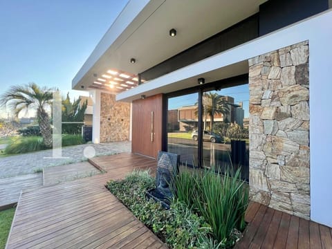 Sobrado com 230m², 4 dormitórios, 4 suítes, 4 vagas, Villaggio em Xangri-Lá