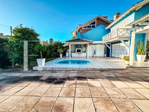 Sobrado com 359m², 4 dormitórios, 4 suítes, 4 vagas, Villas Resort em Xangri-Lá