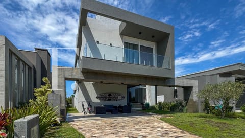 Sobrado com 307m², 4 dormitórios, 4 suítes, 2 vagas, Riviera em Xangri-Lá