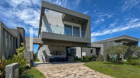 Sobrado com 307m², 4 dormitórios, 4 suítes, 2 vagas, Riviera em Xangri-Lá