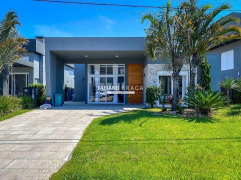 Casa Condomínio com 215m², 4 dormitórios, 4 suítes, 4 vagas, Enseada Lagos em Xangri-Lá
