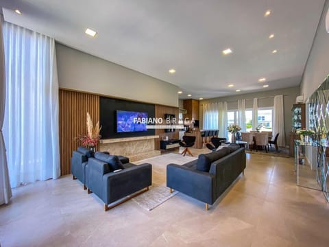 Casa Condomínio com 215m², 4 dormitórios, 4 suítes, 4 vagas, Enseada Lagos em Xangri-Lá