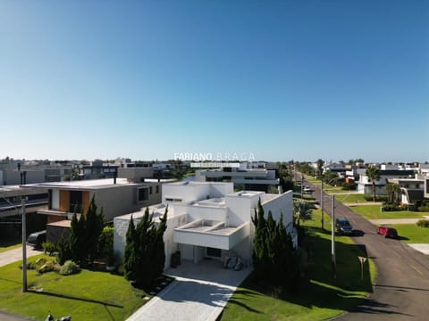 Sobrado com 327m², 5 dormitórios, 5 suítes, 4 vagas, Enseada Lagos em Xangri-Lá
