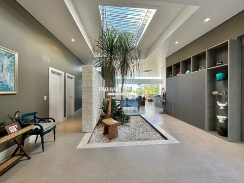 Sobrado com 327m², 5 dormitórios, 5 suítes, 4 vagas, Enseada Lagos em Xangri-Lá