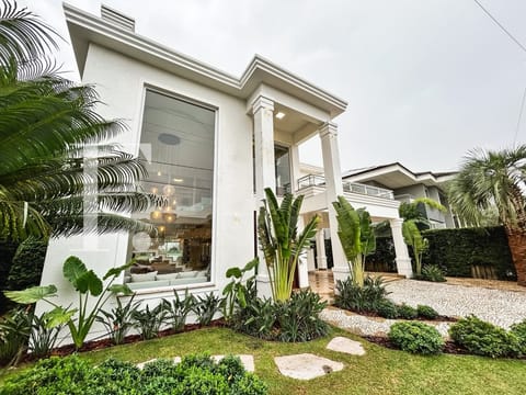 Sobrado com 435m², 4 dormitórios, 4 suítes, 4 vagas, Bosques de Atlântida em Xangri-Lá