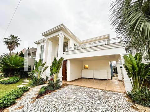Sobrado com 435m², 4 dormitórios, 4 suítes, 4 vagas, Bosques de Atlântida em Xangri-Lá