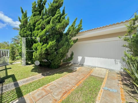 Casa com 187m², 4 dormitórios, 2 suítes, 4 vagas, no bairro Atlântida em Xangri-Lá