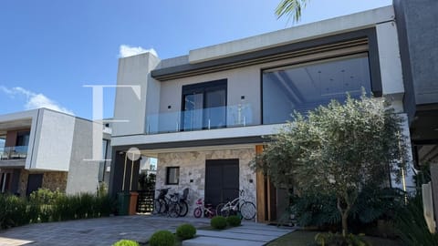 Sobrado com 213m², 4 dormitórios, 4 suítes, 2 vagas, Sunset em Xangri-Lá