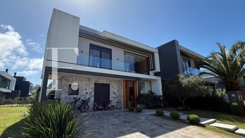 Sobrado com 213m², 4 dormitórios, 4 suítes, 2 vagas, Sunset em Xangri-Lá