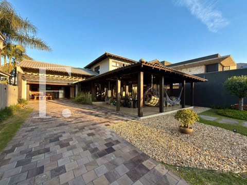 Sobrado com 218m², 3 dormitórios, 1 suíte, 2 vagas, Velas da Marina em Capão da Canoa