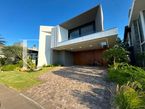 Sobrado com 351m², 5 dormitórios, 5 suítes, 4 vagas, Malibu em Xangri-Lá