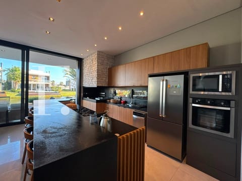 Sobrado com 351m², 5 dormitórios, 5 suítes, 4 vagas, Malibu em Xangri-Lá